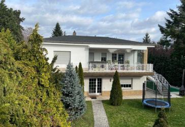 Anwesen mit 2 modernen Einfamilienhäusern, Pool und Garagen in beliebter Wohnlage