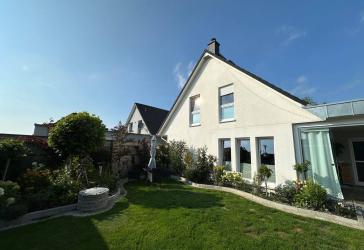 Modernes Effizienzhaus 55 mit PV-Anlage, Speicher, Wallbox, Wintergarten und Doppelgarage