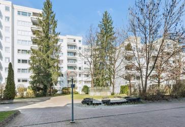 Ganz oben mit Bergblick - Bezugsfreies Apartment im 7.OG und Balkon in Ottobrunn