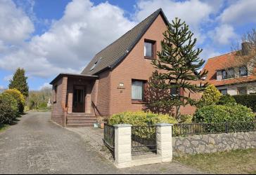 Ruhig gelegenes Einfamilienhaus mit großem Grundstück und Keller
