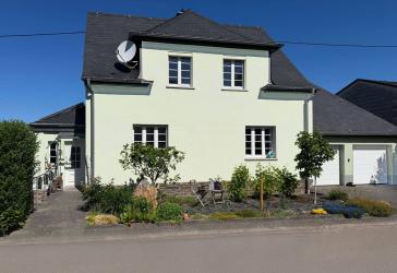 Modernisiertes Einfamilienhaus mit Anbau, Doppelgarage und großem Garten