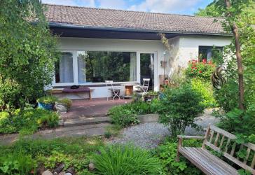 Charmantes Haus im kleinen Park, provisionsfrei