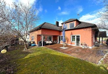 Gepflegtes Zweifamilienhaus mit schönem Garten in Holzheim am Forst
