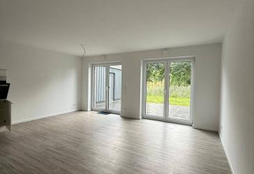 Moderne Doppelhaushälfte (links) mit Carport und Abstellraum