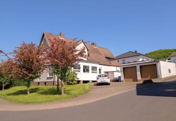 Wohnen im Grünen: Attraktives Zweifamilienhaus mit viel Platz und Doppelgarage