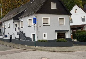 Freistehende Haus mit 3 Wohnungen - provisionsfrei