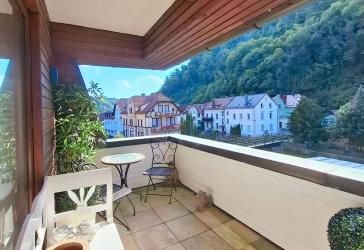Wunderschöne Wohnung mit Stil, modernisiert, inclusive hochwertiger Inneneinrichtung, Balkon mit Blick ins Grüne mit Aufzug und Garage