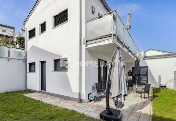 Sofort bezugsfrei: Moderne 3-Zi.-Wohnung mit großer Sonnenterrasse, Fußbodenheizung & Garage