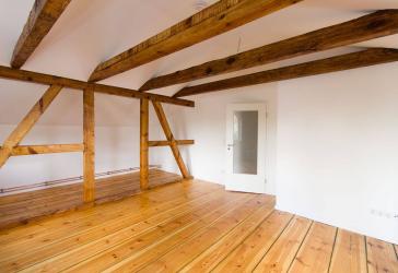 Erstbezug nach Kernsanierung: Stilvolle 2‑Zimmer im Dachgeschoss