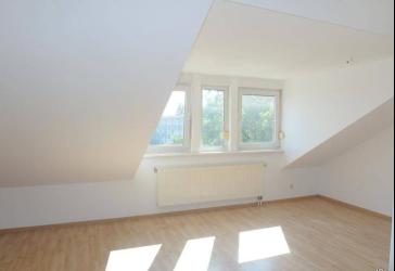 Geräumige Dachgeschosswohnung mit hellem Laminatboden, halboffener Küche und Bad mit Badewanne