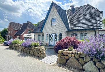 Exklusives Friesen-Juwel mit 193 m² Wohnfläche nahe Heide! Raum für Träume, Natur & erstklassigen Komfort auf einem 800 m² Grundstück und Parkzugang!