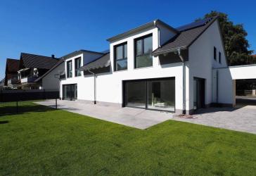 Exclusive Architekten-Doppelhaushälfte mit Luft-Wärmepumpe und Photovoltaikanlage Feucht