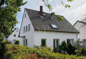 Freistehendes Zweifamilienhaus mit großem Süd-West Garten in naturnaher Wohnrandlage