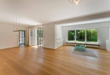 Freistehendes Einfamilienhaus mit großem Grundstück