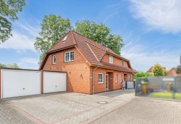 Gepflegte Doppelhaushälfte mit ausgebautem Spitzboden, Garage und Blick ins Grüne
