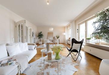 Großzügiges, gepflegtes Zweifamilienhaus auf zwei Ebenen mit Gartenidylle, Terrasse und Garage