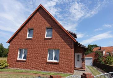 Oyle: Attraktives Einfamilienhaus mit separater Studiowohnung in ruhiger Lage
