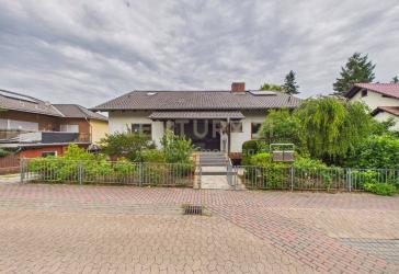 Viel Platz zum Leben - großzügiges Zweifamilienhaus mit 3 Einheiten, Garten in ruhiger Ortsrandlage