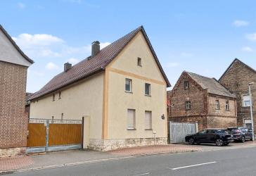 Großzügiger Drei-Seiten-Hof mit Wohnhaus, Lagergebäude und zusätzlicher Ausbaufläche in Braunsbedra
