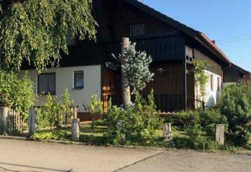 Gepflegtes freistehendes Einfamilienhaus mit warmer Wohnatmosphäre, grosszügiger, offener Wohnbereich und UG-Einliegerwohnung