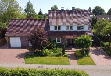 Ruhige Oase in zentraler Lage. Provisionsfreies Wohnjuwel mit privatem Schwimmteich und PV-Anlage.