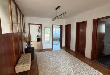 Großzügige 106 m² Wohnung im Zweifamilienhaus mit Balkon, Einbauküche & Dachboden