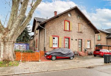 Wohnen in Bestlage: Stilvolle Doppelhaushälfte in der BASF-Kolonie