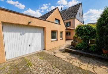Sanierungsbedürftige Doppelhaushälfte mit Anbau und großem Potenzial in begehrter Lage von Mülheim-Saarn!