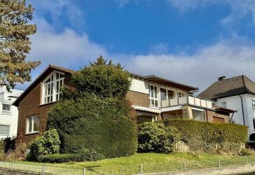 Großzügiges Einfamilienhaus mit sonnigem Südgrundriss, modern ausgebautem Dachgeschoss und vielseitig nutzbarem Untergeschoss - Raum, Substanz und Per