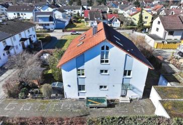 2-Familienhaus mit zusätzlicher Einliegerwohnung und Doppelgarage und 2 Stellplätze im Freien