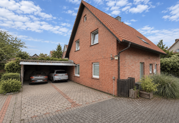 Charmantes Zuhause mit eingewachsenem Garten, großem Balkon und Doppelcarport in guter Lage