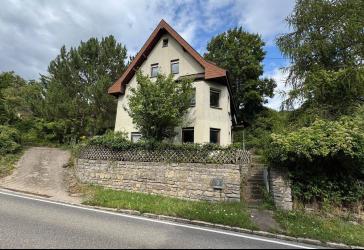 renovierungsbedürftiges Wohnhaus auf grossem Grundstück in Alleinlage