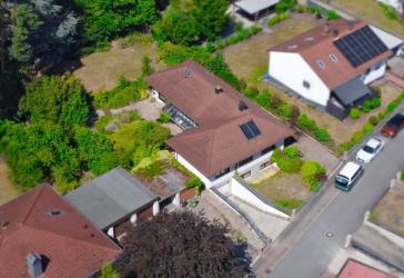 Großzügiges Familiendomizil mit 1.735 m² Traumgrundstück und privatem Naturgarten