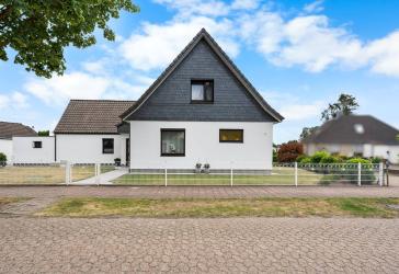Großzügiges Familienhaus mit sonnigem Garten, Wintergarten, Außenpool und zwei Garagen