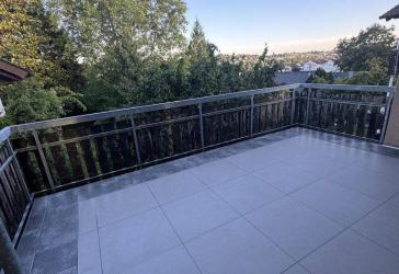 Erstbezug nach Kernsanierung: Großzügige 3-Zimmer-Wohnung mit sonnigem Balkon und Panoramablick