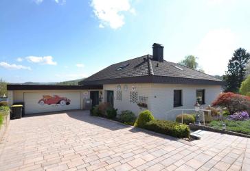 Wohnhaus mit 2 Wohneinheiten, Einliegerwohnung sowie Doppel- garage in 37632 Eschershausen!
