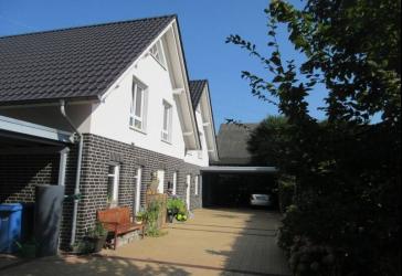 Moderne Doppelhaushälfte mit Doppelcarport und Fahrrad-/Geräteraum in guter Wohnlage!