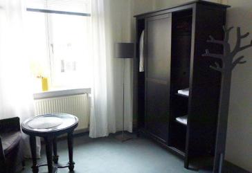 Vermiete ab 1.8.26 ein Zimmer möbliert 20qm, 590€ warm, für 1 Person zur Untermiete bei der Hauptmieterin. Top-Lage!