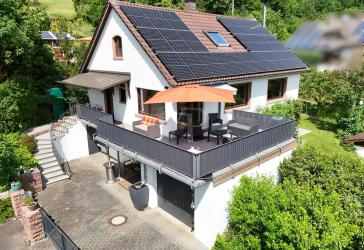 Modernisiertes Familienhaus mit großer Sonnenterrasse und grünem Gartenparadies