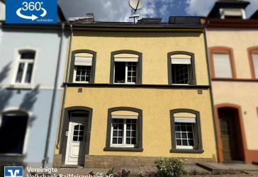 Vermietetes Stadthaus mit zwei Wohnungen und Stellplätzen