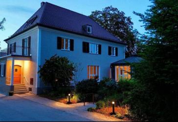 Erstbezug nach grundlegender Sanierung! Außergewöhnliche Maisonettewohnung mit Dachterrasse und Balkon