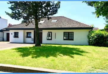 Schönes, individuelles Einfamilienhaus, mit einem großen Raumangebot von 8 Zimmern in schöner Lage!!