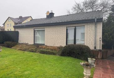 Bald bezugsfrei: Einfamilienhaus mit viel Keller + vermietetes ZFH in Hameln zu verkaufen