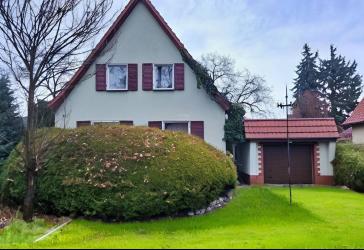 Familienidylle mit Wintergarten und traumhaft eingewachsenem Garten