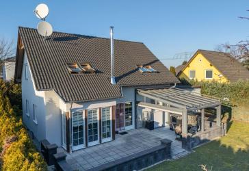 Familienfreundliches Einfamilienhaus mit Kamin, Südostgarten und Komfortausstattung