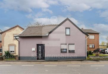 Einfamilienhaus in Buir mit viel Potential.