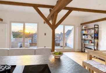 Wunderschönes modernes Dachgeschoss-Loft mit Stadtblick im Herzen des Generalsviertels
