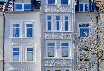 Jetzt günstig kaufen, später selbst einziehen! Geräumige 4-Zi.-Wohnung, Balkon, hoch über dem Schrevenpark, prächtiger Altbau