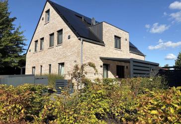 Provisionsfrei: Neuwertige Doppelhaushälfte mit PV-Anlage, Wärmepumpe, Sommergarten & Carport