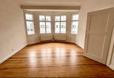 Repräsentative 4-Zimmer-Altbauwohnung mit Balkon - Großzügiges Wohnen im Denkmalobjekt